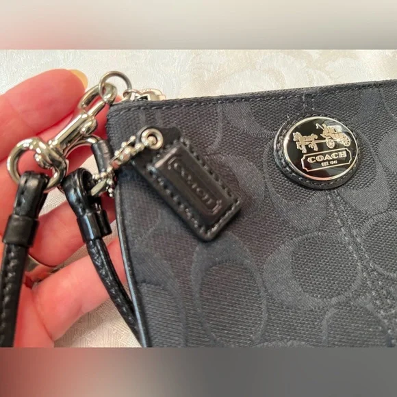 Coach Signature Wristlet Horse & Carriage, canvas with leather strap and hangtag - Picture 6 of 9